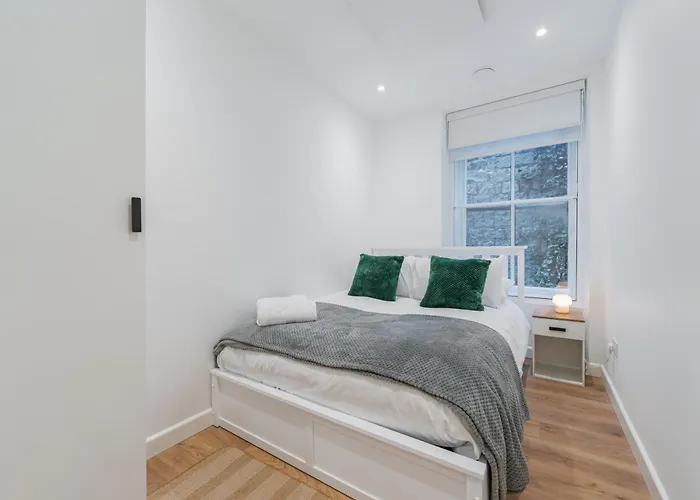 Cosy 2 Bedroom Flat In District