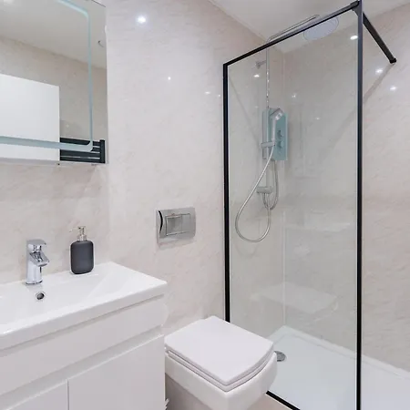 Cosy 2 Bedroom Flat In District Apartment *