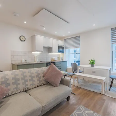 Cosy 2 Bedroom Flat In District كندال