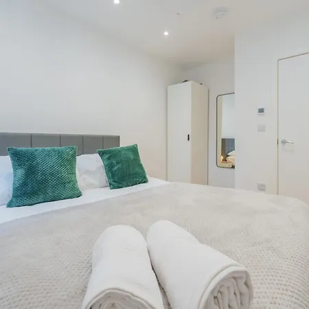 Cosy 2 Bedroom Flat In District Apartment *